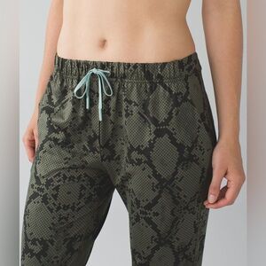 Lululemon Olive Jet Crop Slim Ziggy Snake Print Greens Luxetreme Leggings Size 6